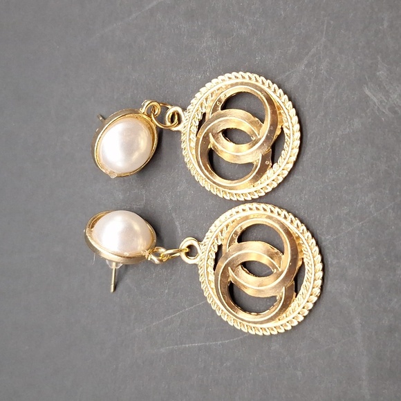 Vintage-Inspired Gold Dangle Earrings with Faux Pearl Stud & Rope Frame - Picture 3 of 6